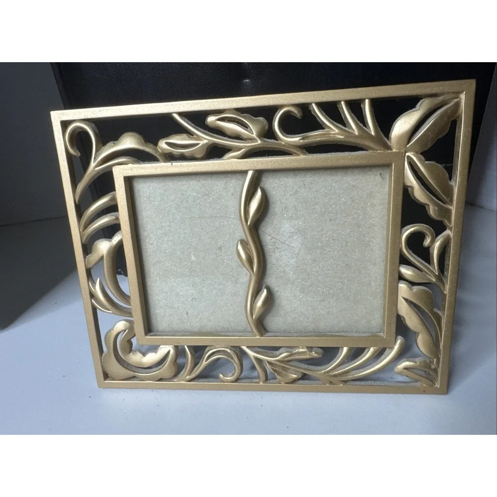 VINTAGE !!!  2 in 1 - GOLD Tone Metal PHOTO FRAME with LEAVES Size: 4.5